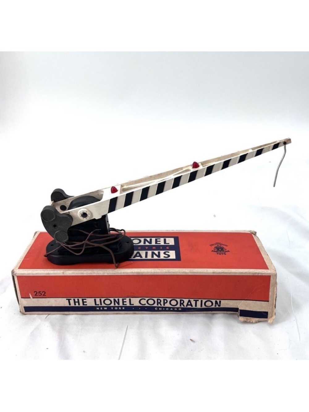 Lionel O Gauge 252 Automatic Crossing Gate with Original Box